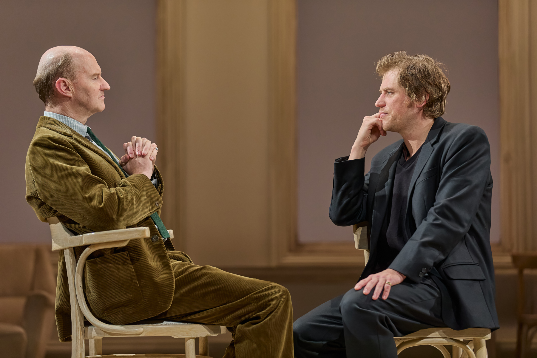 Mark Gatiss as John Gielgud and Johnny Flynn as Richard Burton in The Motive and the Cue in the West End. © Mark Douet